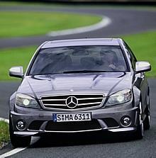 Seit dem Jahreswechsel gibt es für den Mercedes C 63 AMG das „Performance Package Plus“, das neben der Leistungssteigerung um 30 PS (22 kW) auf 487 PS (358 kW) auch eine Hochleistungs-Bremsanlage mit Verbundtechnologie an der Vorderachse beinhaltet. ar